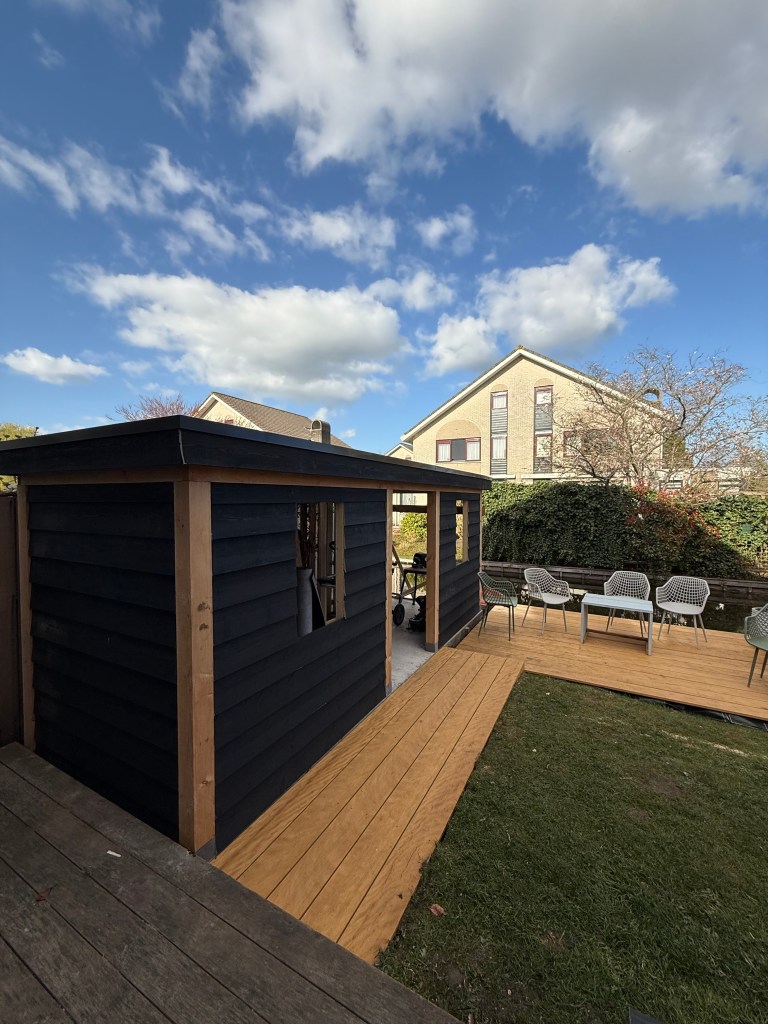 Schuur bijna gereed bij tuinconstructie Gouda