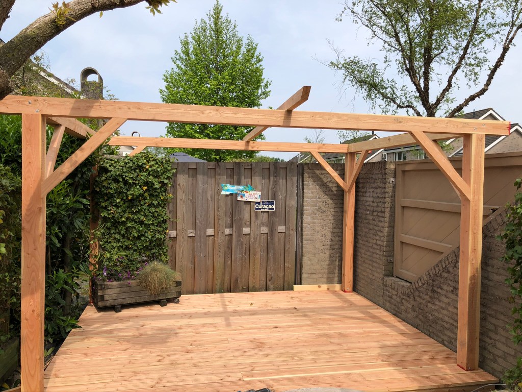Veranda met houten vloer en frame geplaatst Gouda