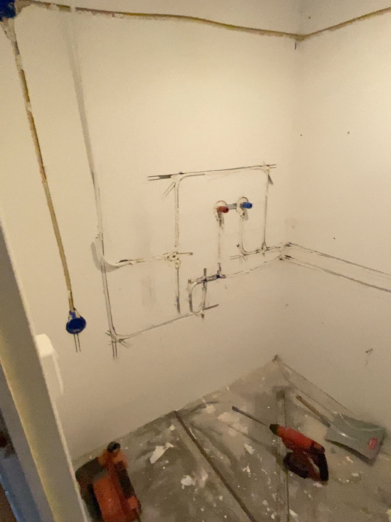 Badkamer renovatie met gefreesde elektra en waterleidingen Gouda