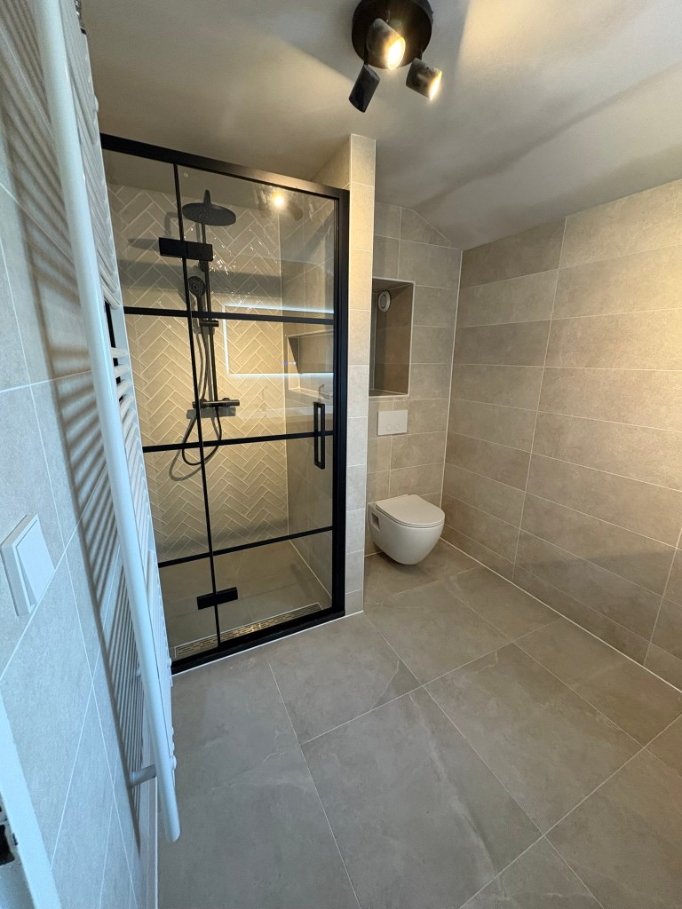 Complete badkamer renovatie met douche en hangtoilet Gouda
