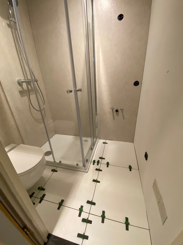 Badkamer renovatie met douchecabine en betegelde vloer Gouda