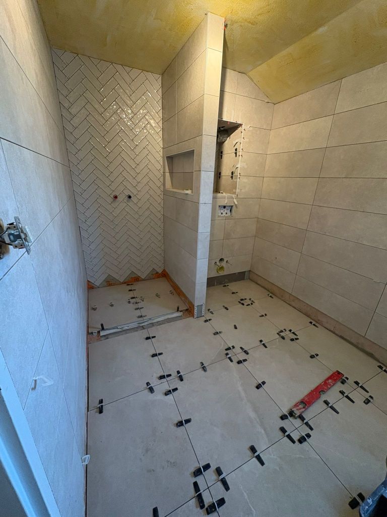 Badkamer renovatie met wand en tegelwerk in uitvoering Gouda