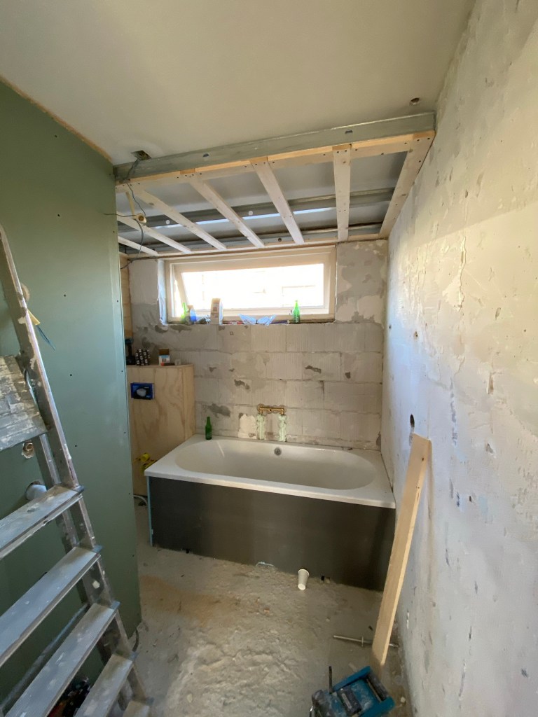 Badkamer renovatie ruwbouw met bad en open plafond Gouda