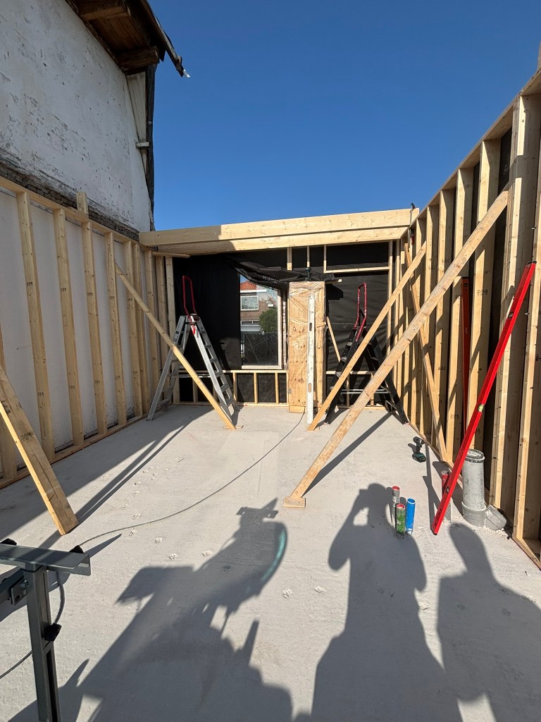 Binnenzijde houtskelet verstevigd met schoren Gouda