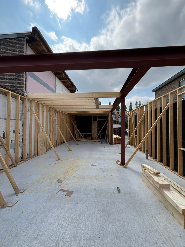 Stalen constructie en draagbalken nieuwbouw woning Gouda