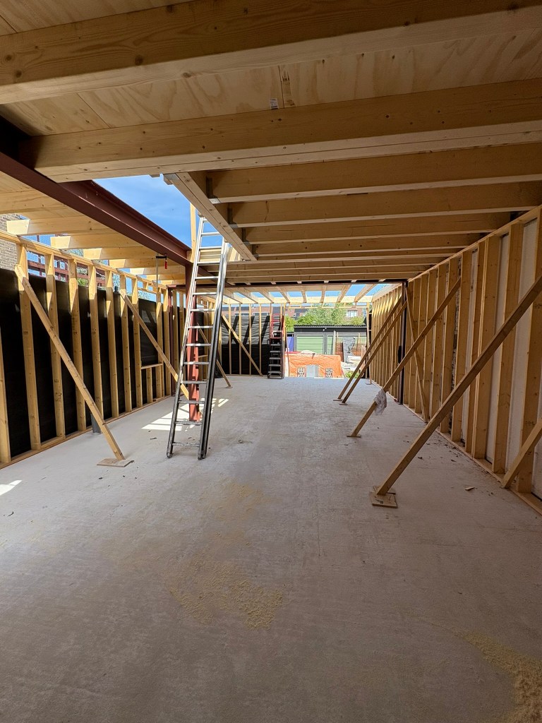 Houten platen geplaatst op draagbalken nieuwbouw Gouda