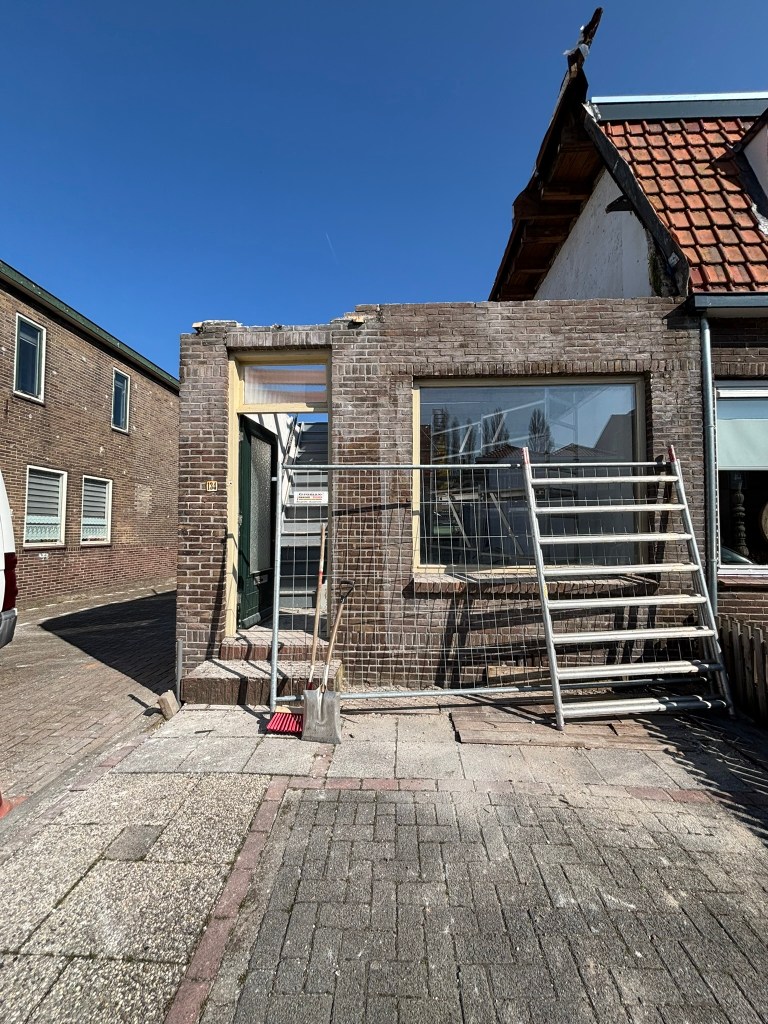 Nieuwbouw sloopfase woning met alleen voorgevel nog overeind Gouda