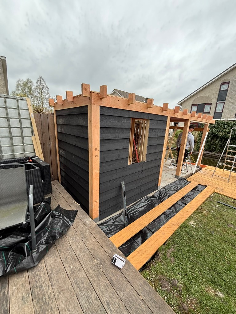 Schuur krijgt rabatdelen tijdens tuinconstructie Gouda