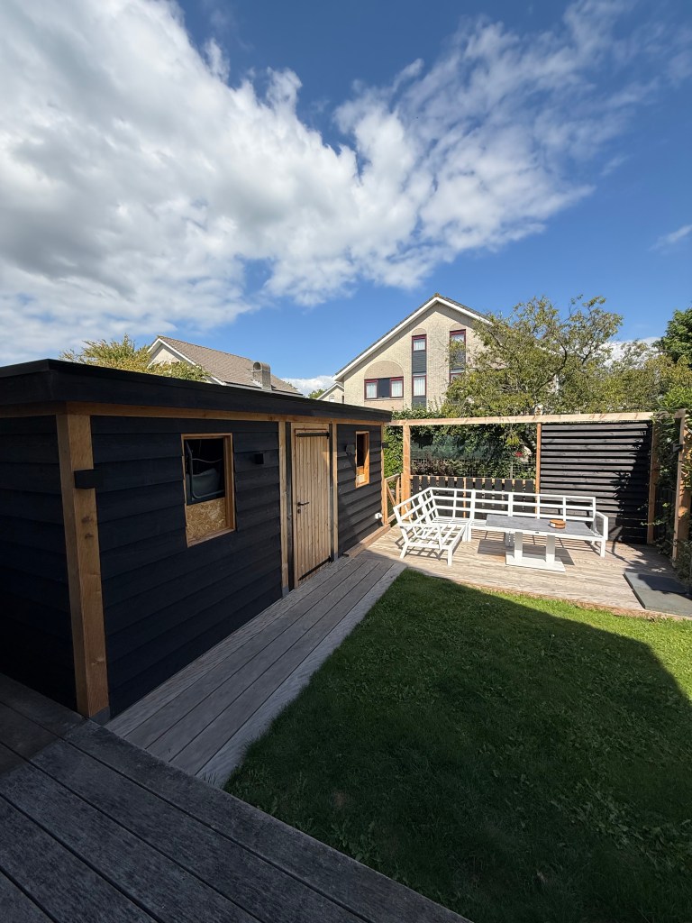 Tuinconstructie af met schuur en steiger met balustrade