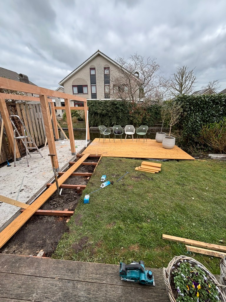 Steigerconstructie met houten frame en planken Gouda