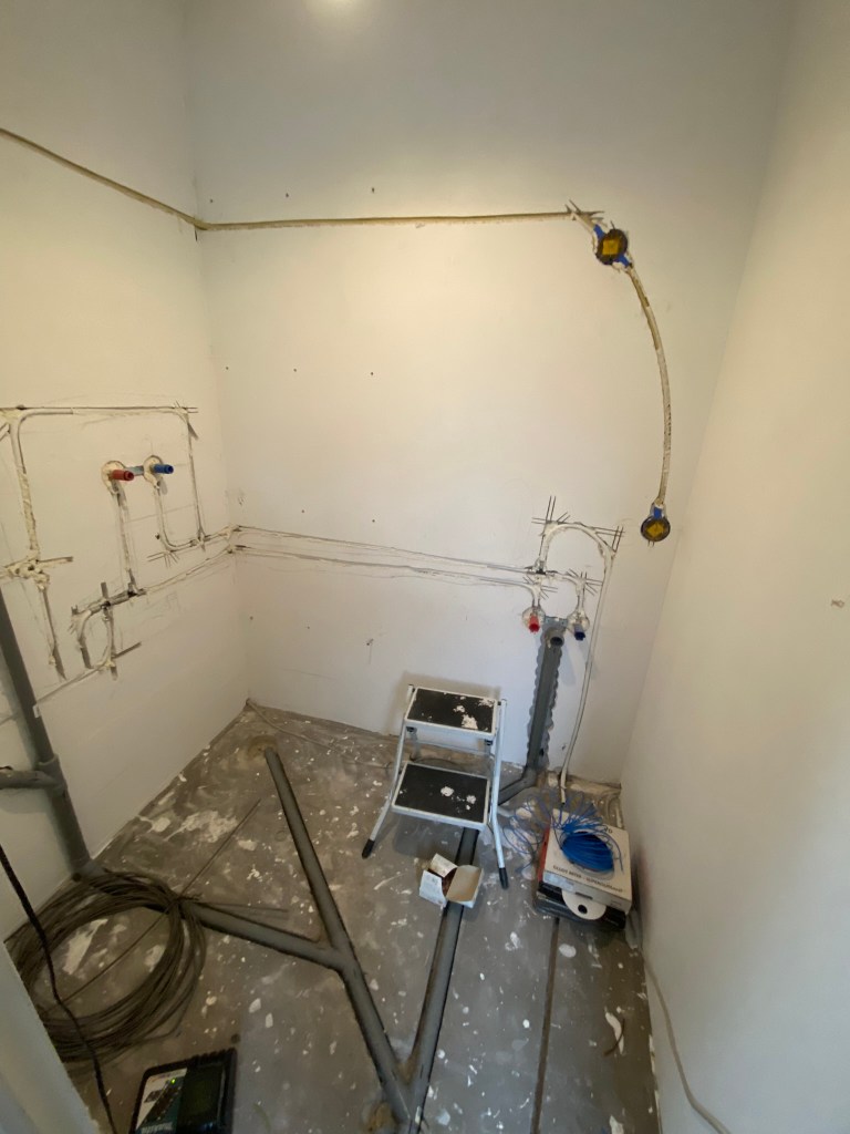Badkamer renovatie met leidingwerk en elektra Gouda