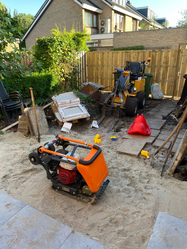 Tuinconstructie met zandbed voor bestrating Gouda