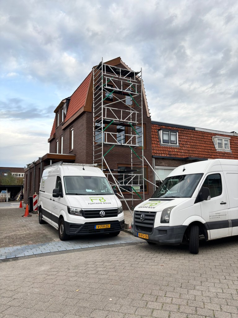 Nieuwbouw woning gerenoveerd in Gouda met gemetselde muur, kozijnen en boeidelen