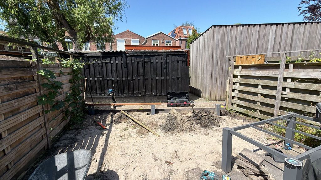 Een kale tuin met zand voor werkzaamheden in Gouda