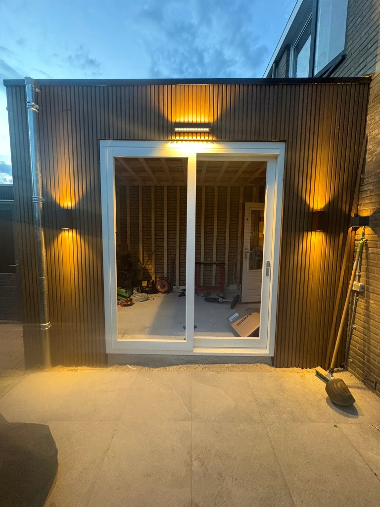 De aanbouw heeft klapdeuren en verlichting gekregen
