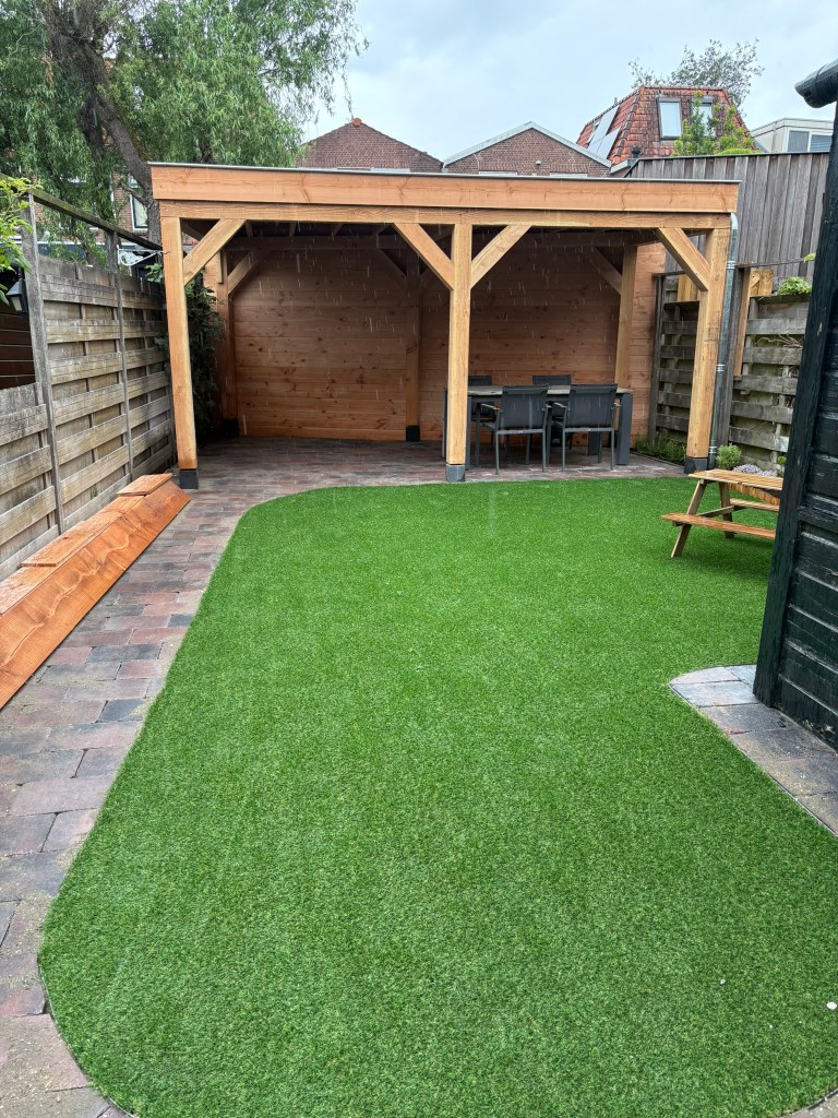 Tuin met nieuwe veranda en kunstgras